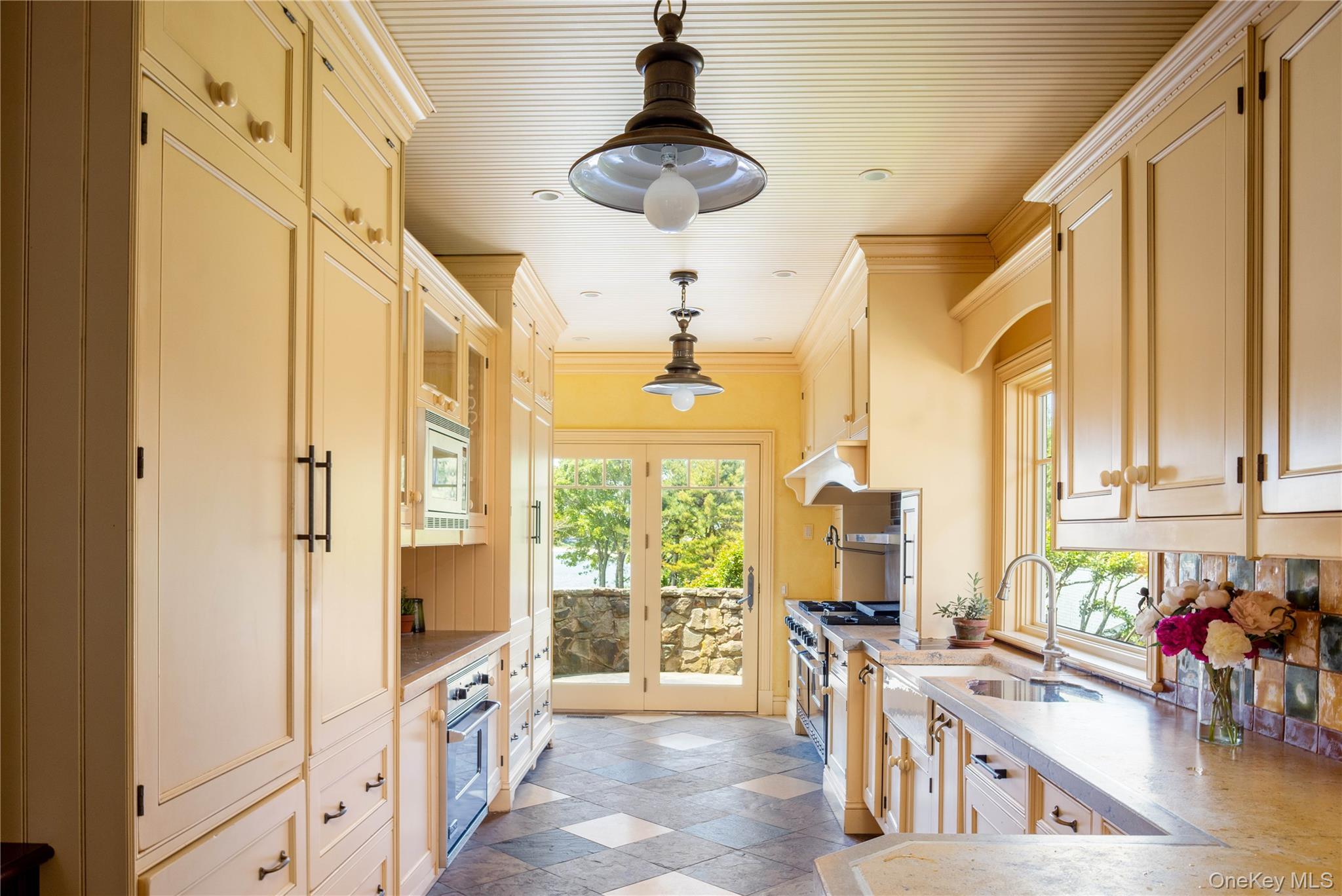 1350 W Cove Road, Cutchogue, NY 11935