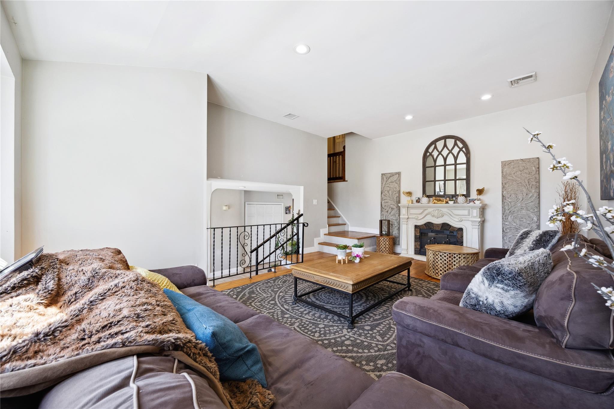 2701 S Seamans Neck, Seaford, NY 11783