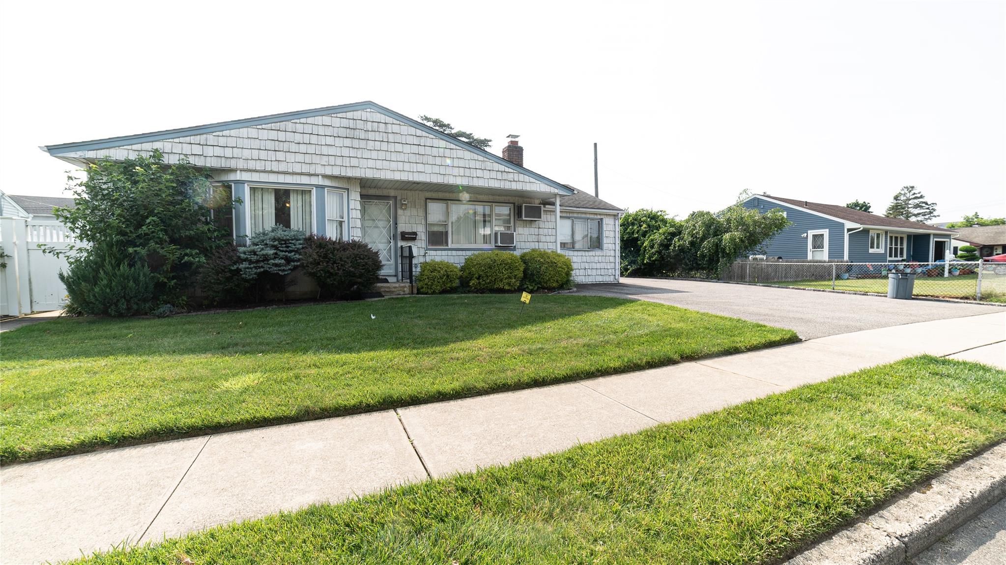 14 Lois Lane, Farmingdale, NY 11735