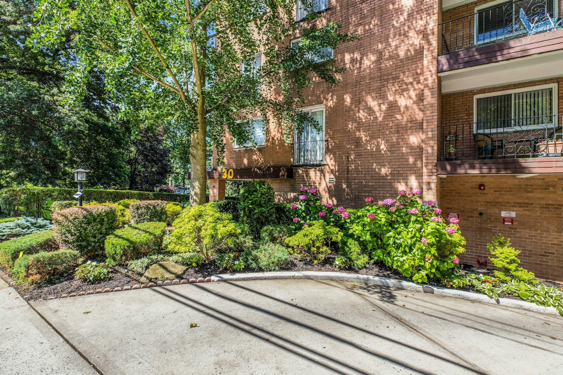 30 Barstow Road N # 3C, Great Neck, NY 11021