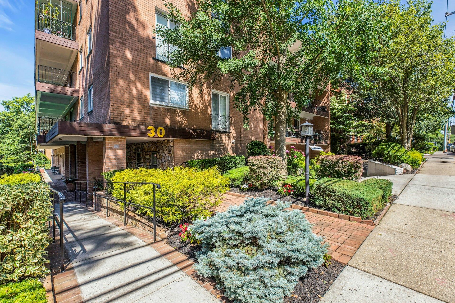 30 Barstow Road N # 3C, Great Neck, NY 11021