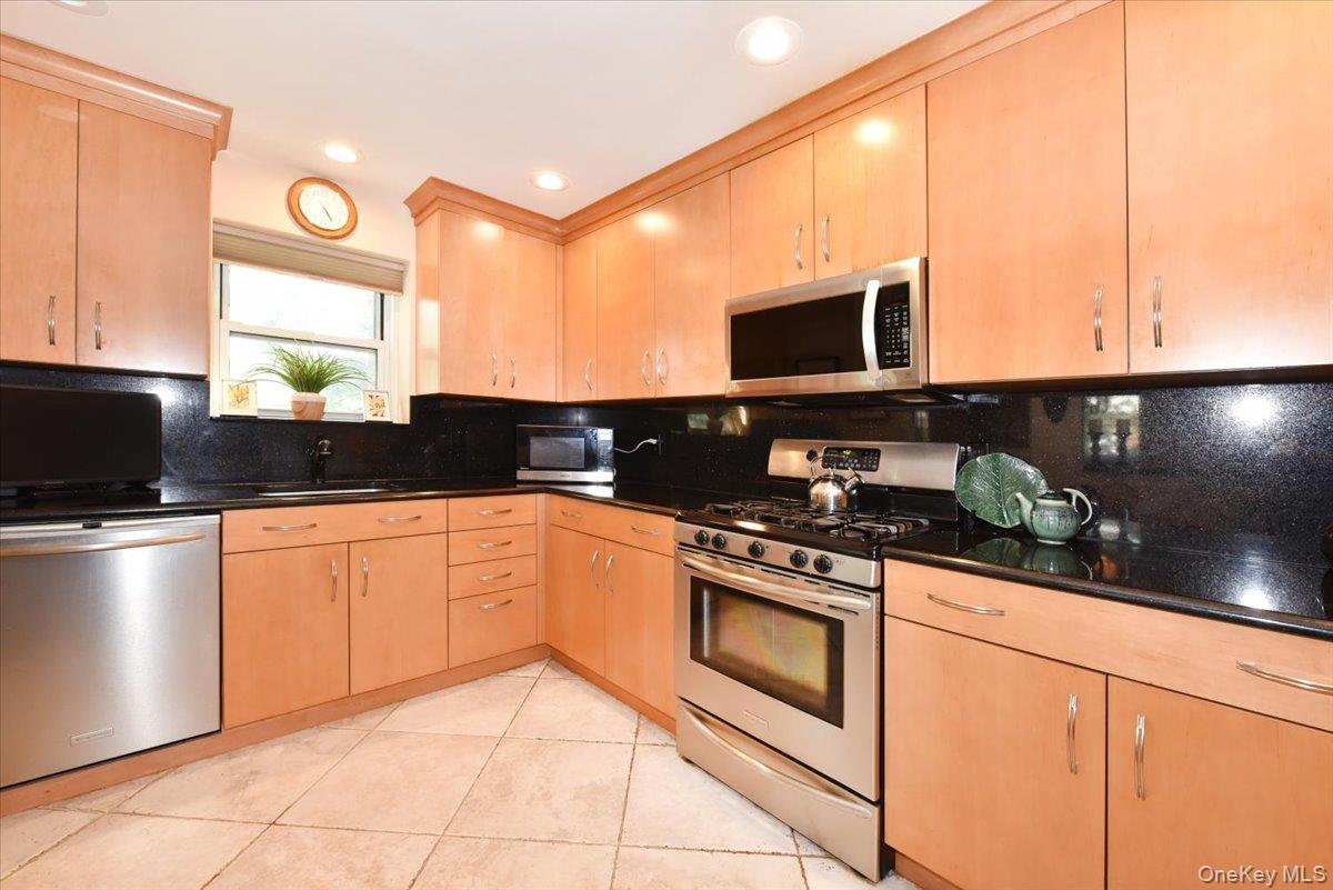 180 S Middle Neck Road # 1-Q, Great Neck, NY 11021