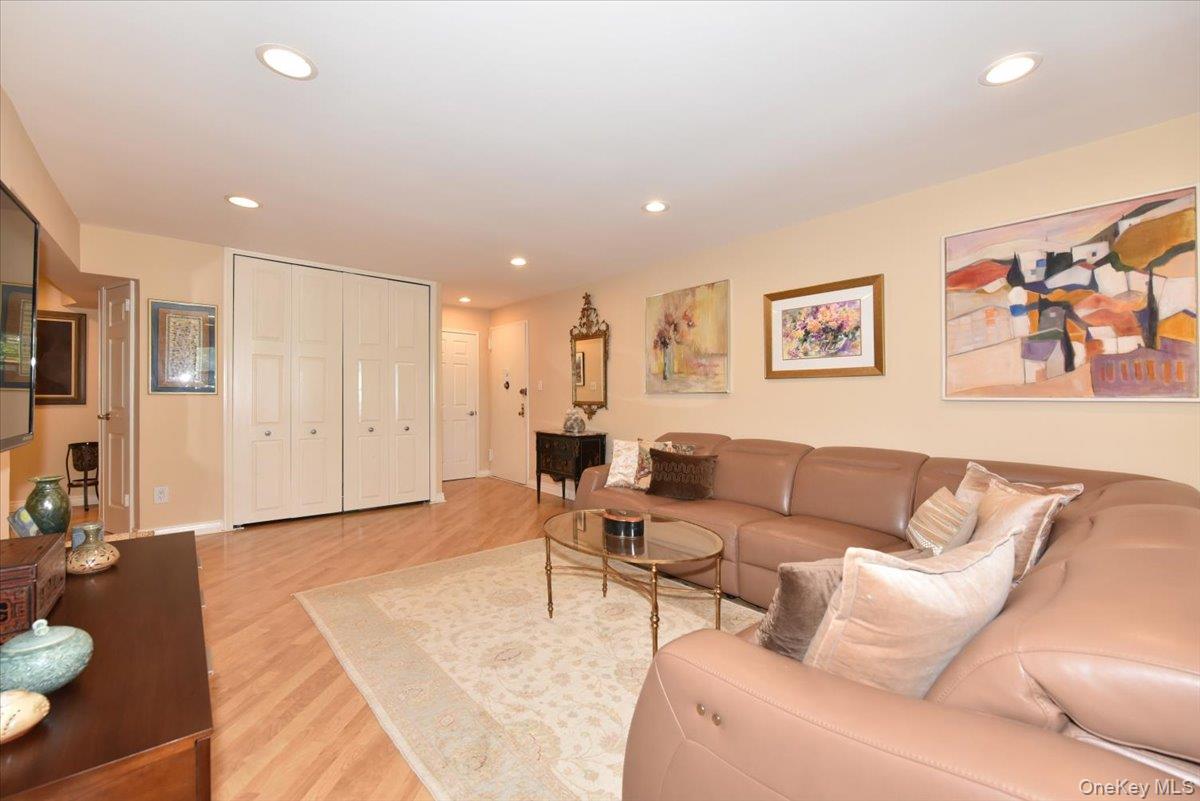 180 S Middle Neck Road # 1-Q, Great Neck, NY 11021