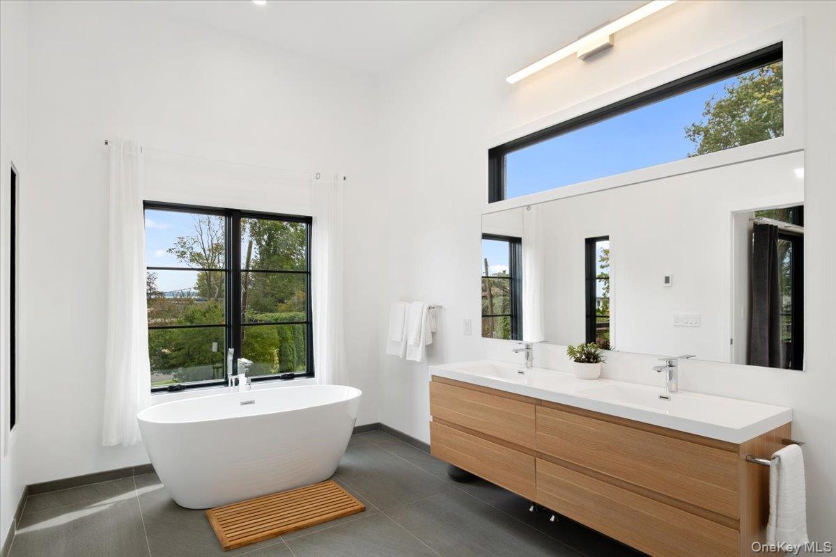 1040 Nautilus Lane, Mamaroneck, NY 10543