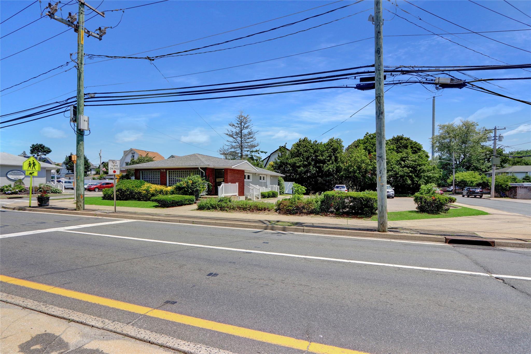 760 n.wellwood ave, Lindenhurst, NY 11757