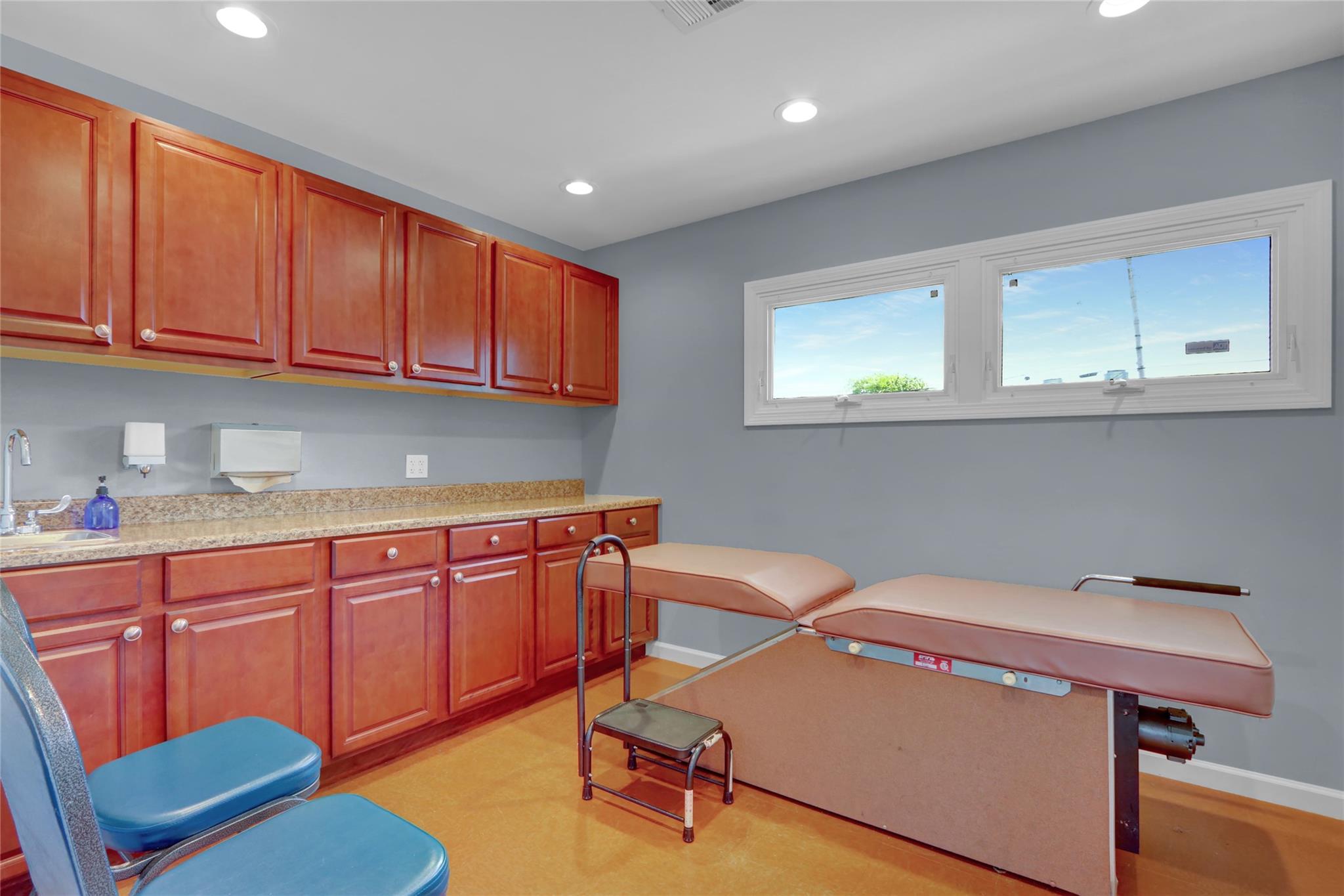 760 n.wellwood ave, Lindenhurst, NY 11757