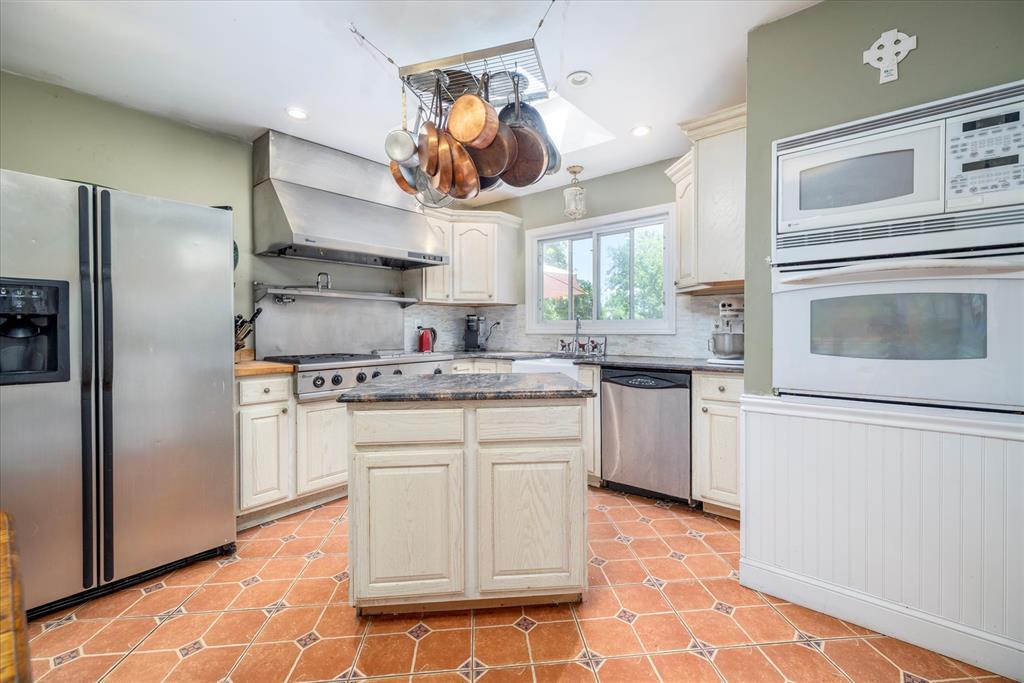 9 North Court, Bayville, NY 11709