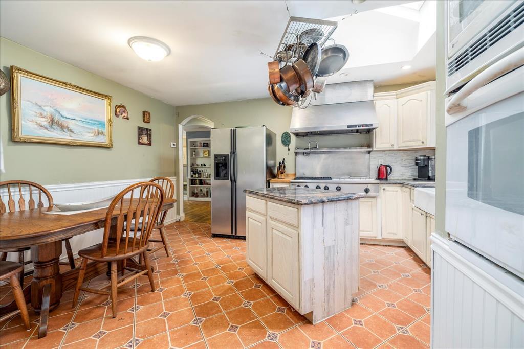 9 North Court, Bayville, NY 11709