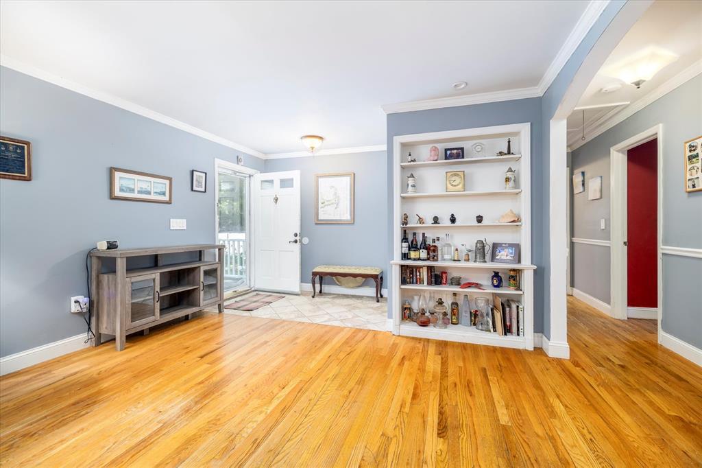 9 North Court, Bayville, NY 11709