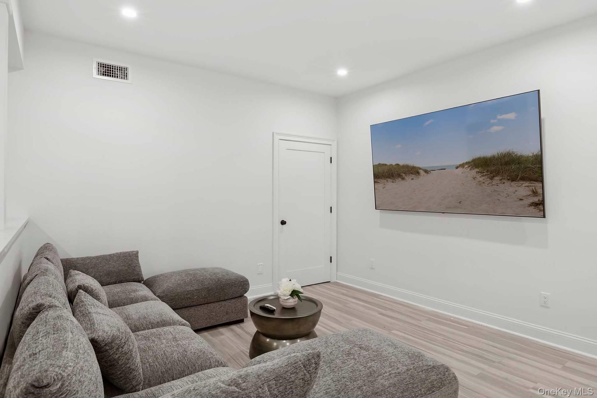 490 Montauk Highway, Southampton, NY 11968