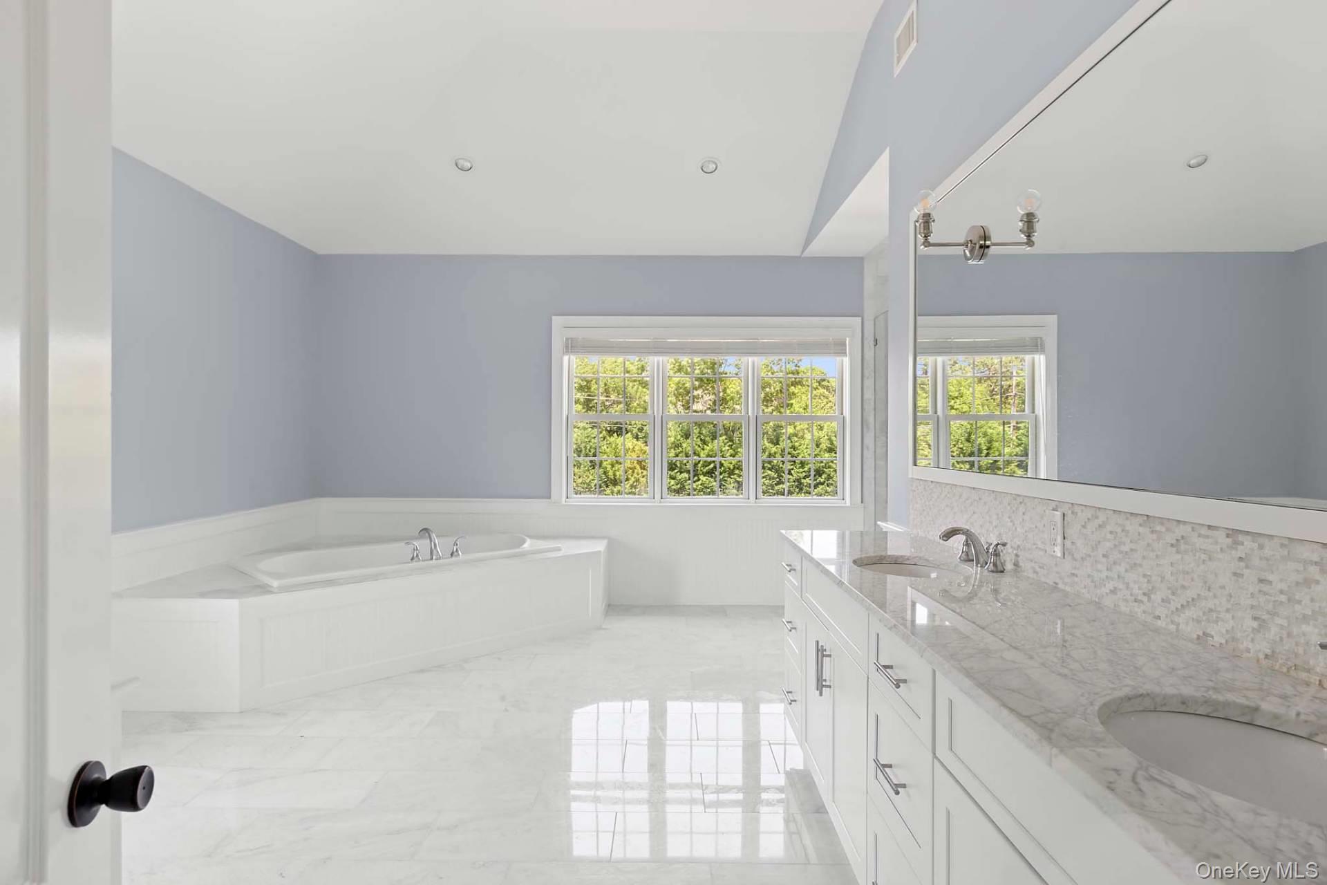 490 Montauk Highway, Southampton, NY 11968