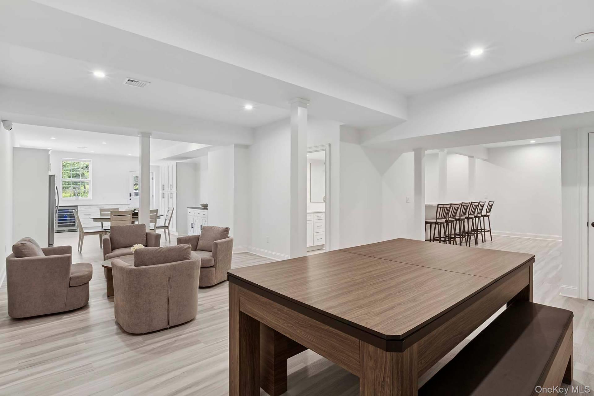 490 Montauk Highway, Southampton, NY 11968