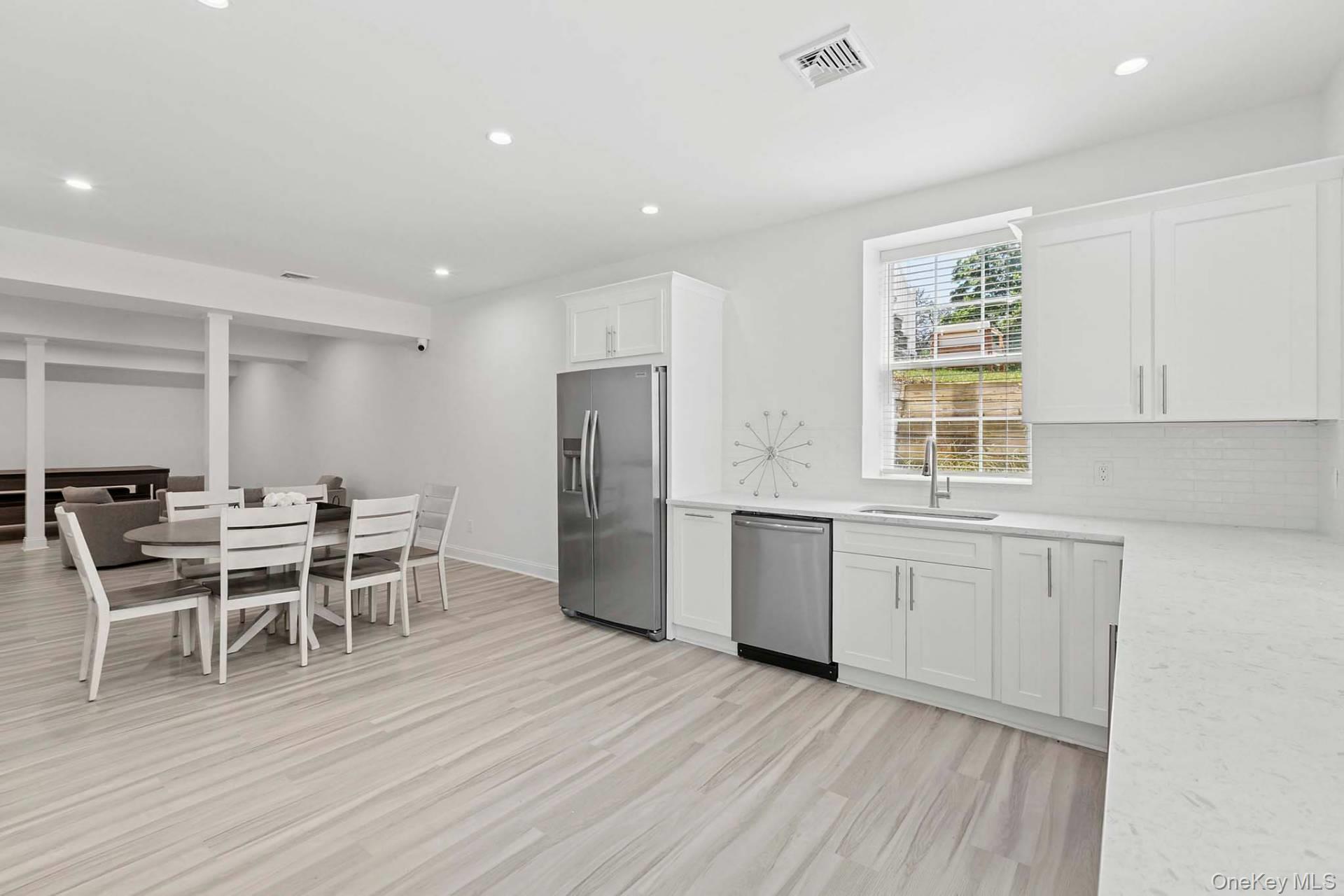 490 Montauk Highway, Southampton, NY 11968