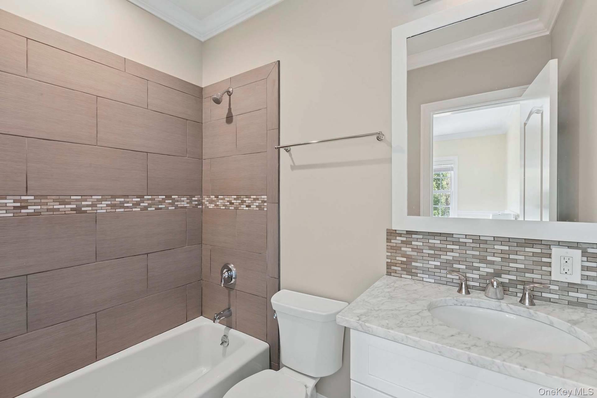 490 Montauk Highway, Southampton, NY 11968