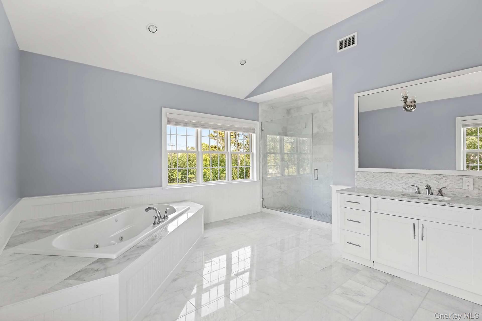 490 Montauk Highway, Southampton, NY 11968