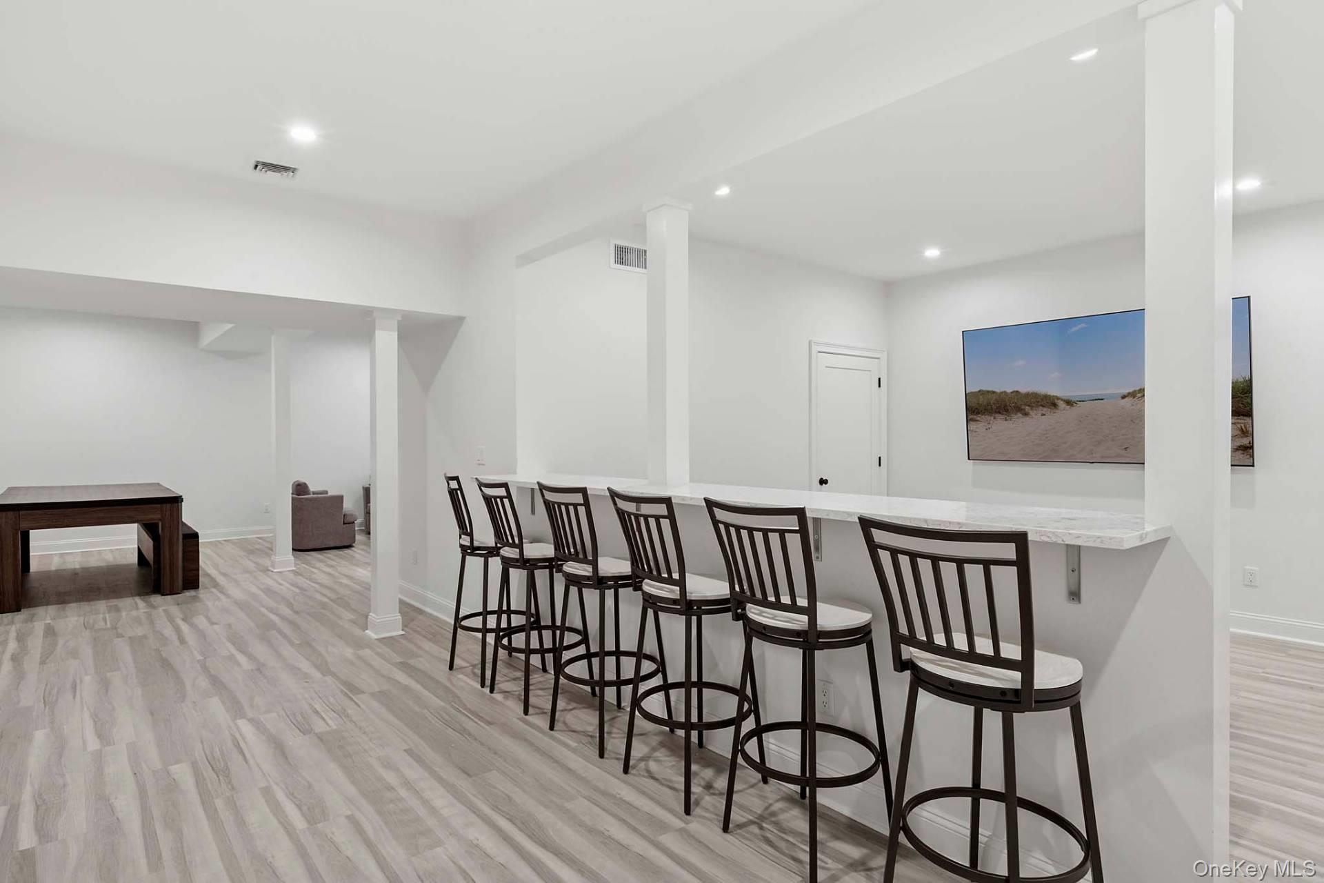 490 Montauk Highway, Southampton, NY 11968