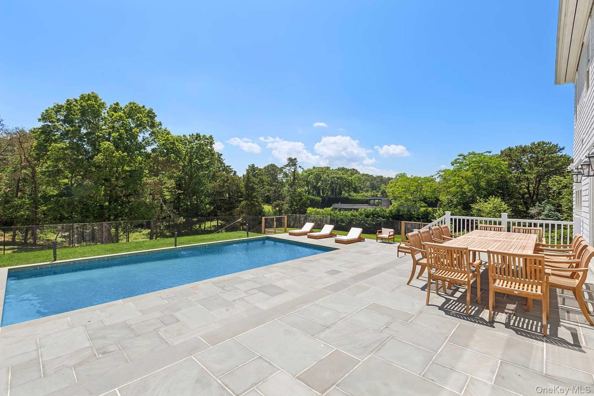 490 Montauk Highway, Southampton, NY 11968