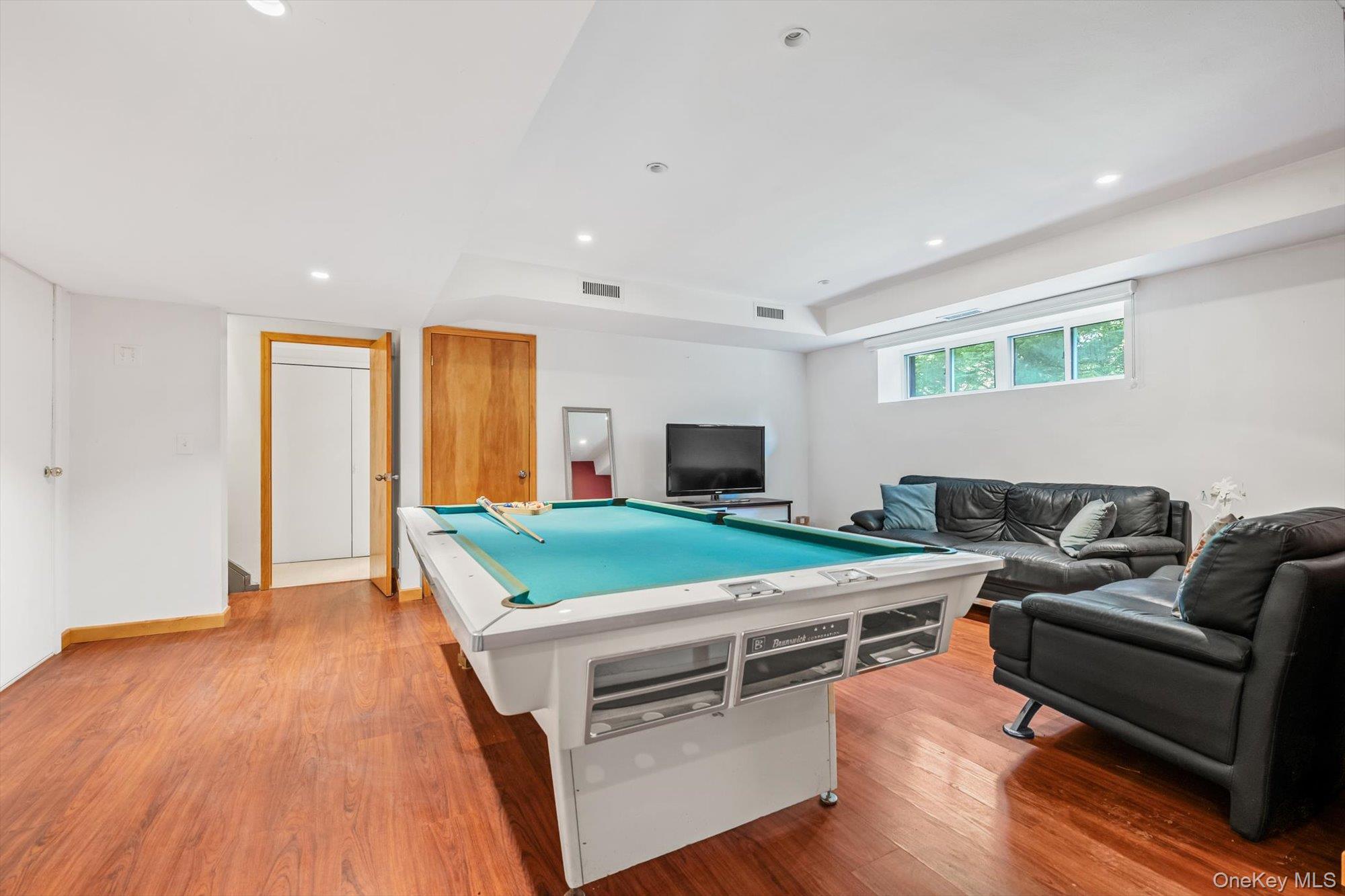 3 Horseshoe Lane, Great Neck, NY 11020