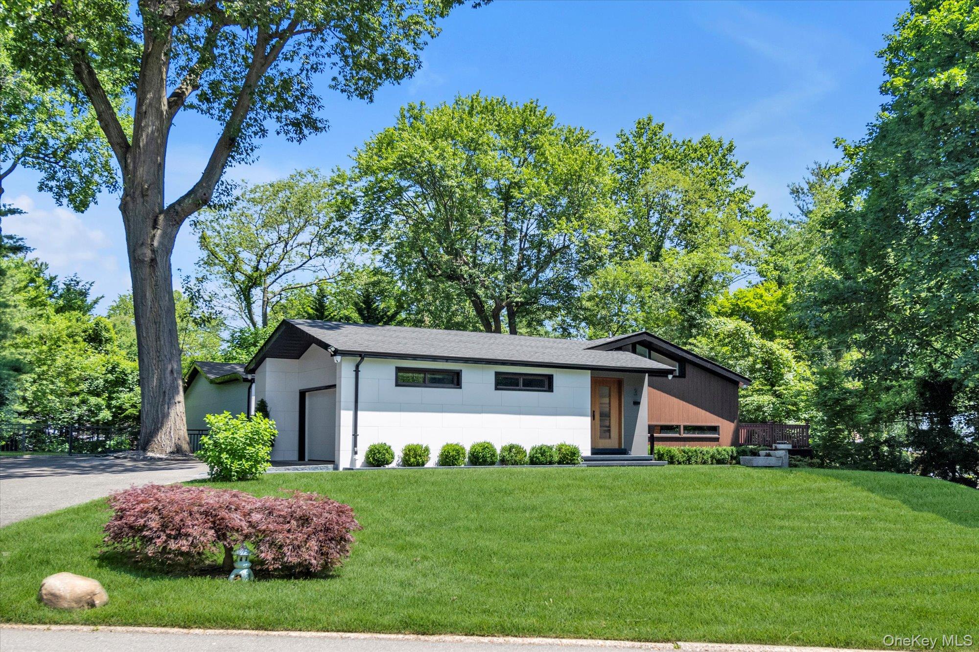 3 Horseshoe Lane, Great Neck, NY 11020