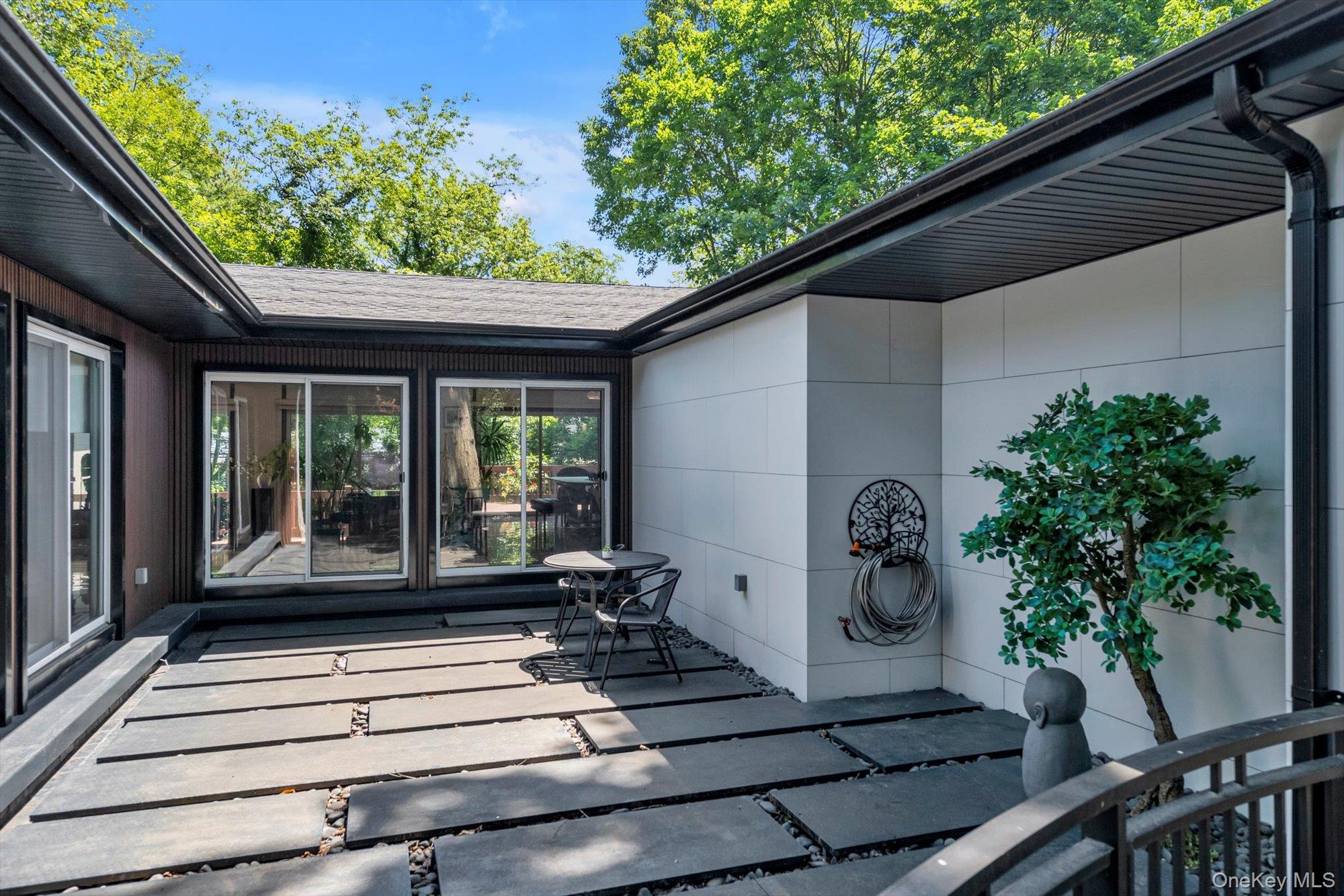 3 Horseshoe Lane, Great Neck, NY 11020