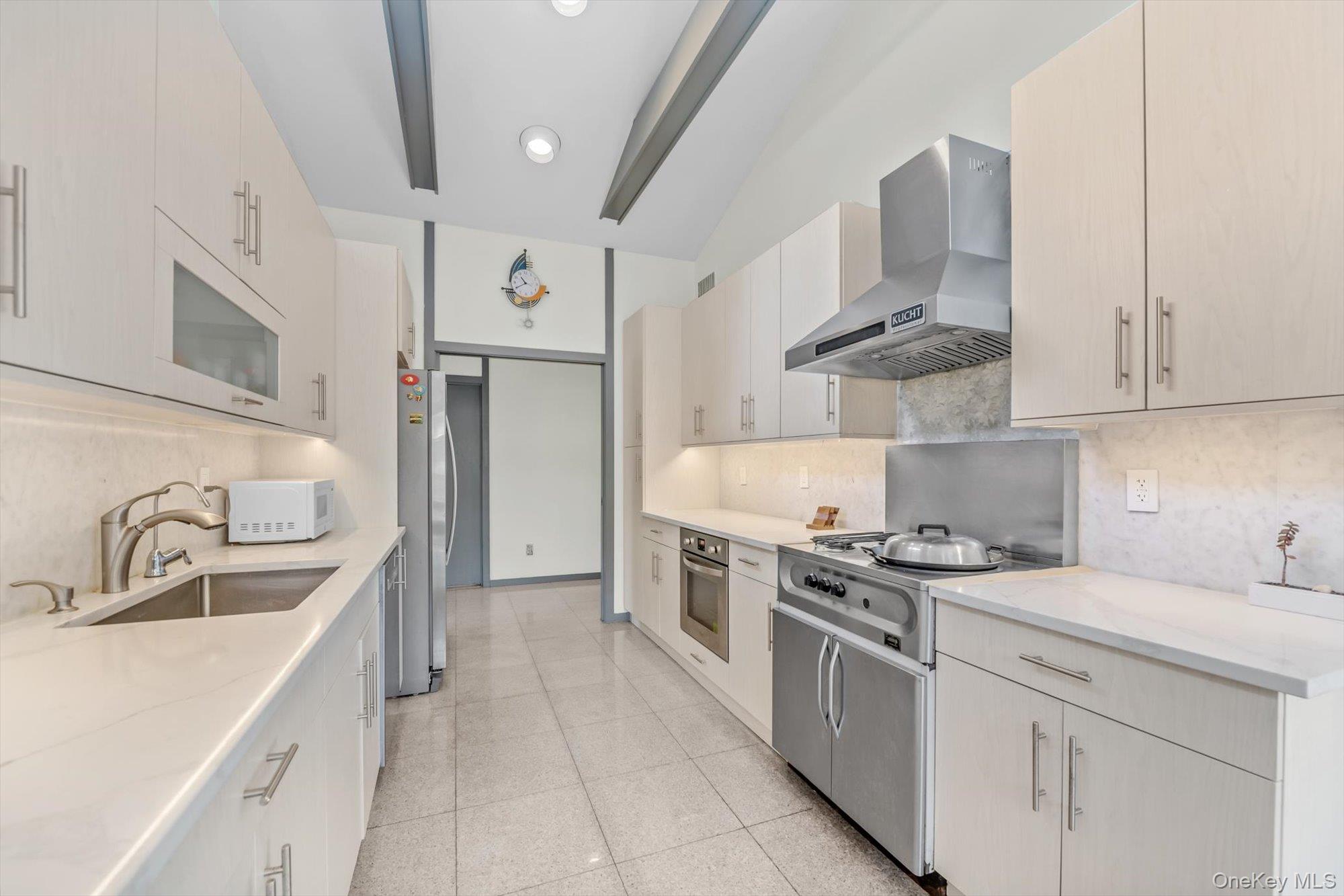 3 Horseshoe Lane, Great Neck, NY 11020