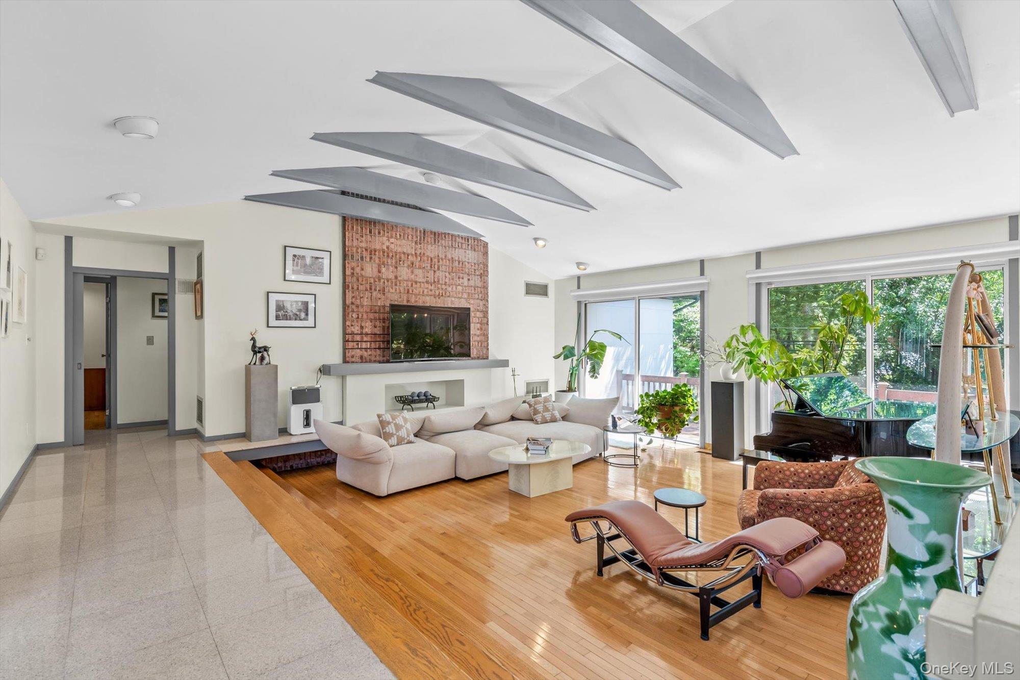 3 Horseshoe Lane, Great Neck, NY 11020