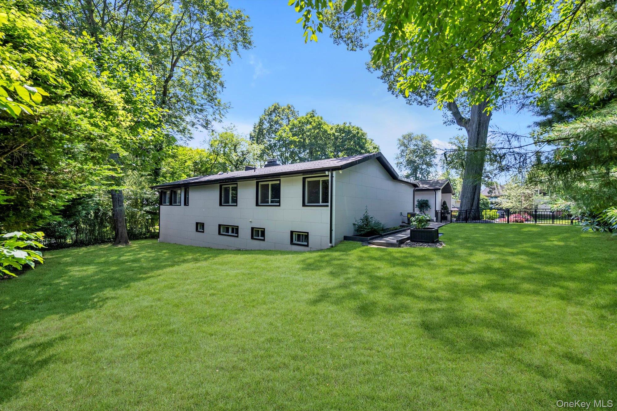 3 Horseshoe Lane, Great Neck, NY 11020