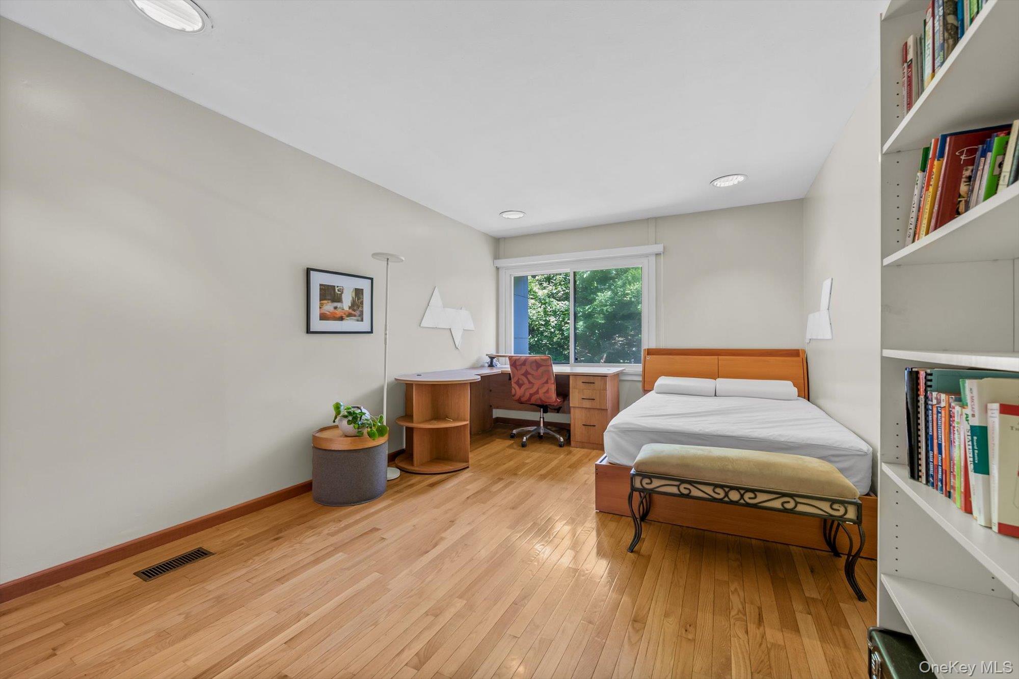 3 Horseshoe Lane, Great Neck, NY 11020