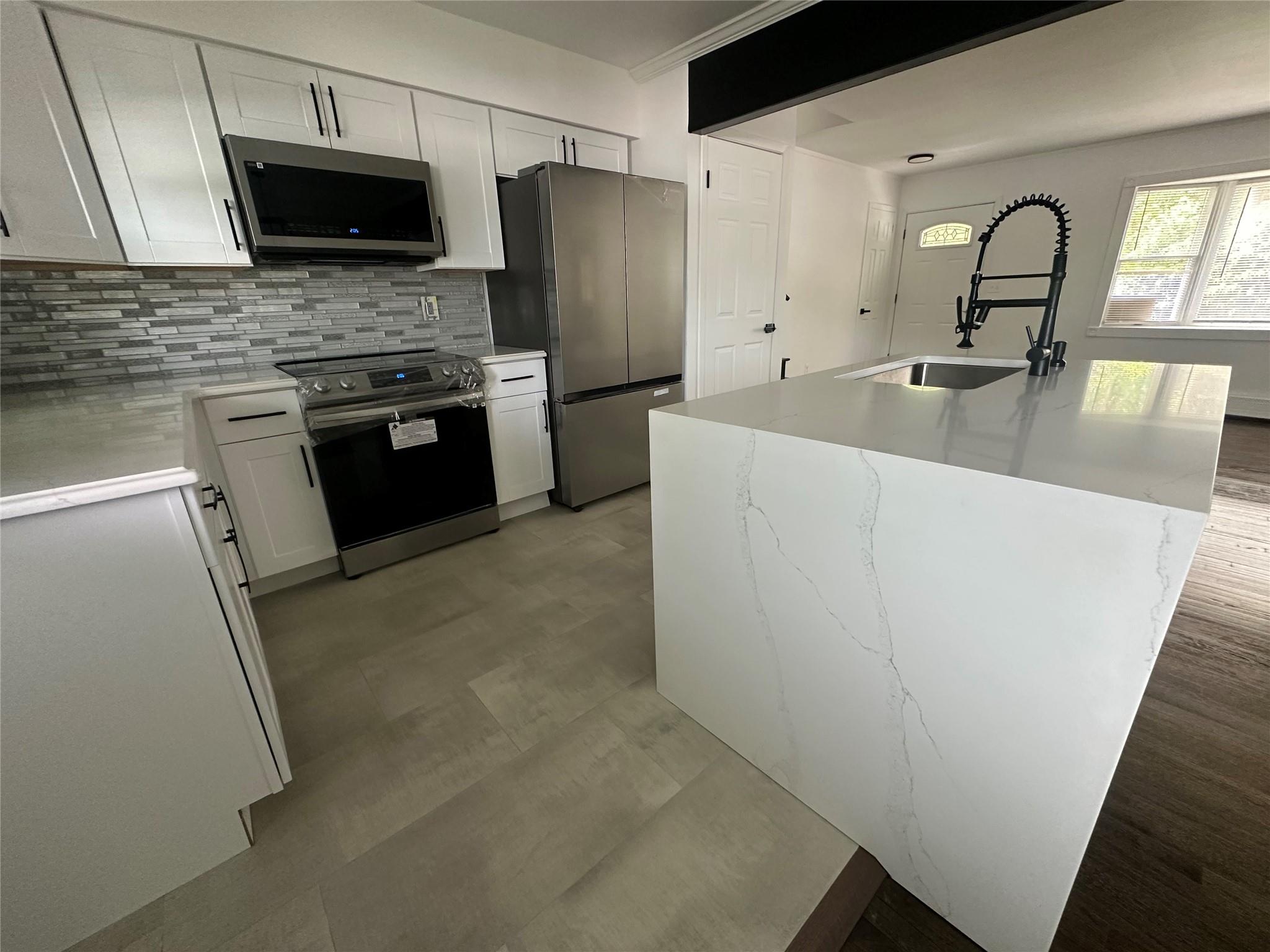 1070 Spur Drive S, Islip, NY 11706