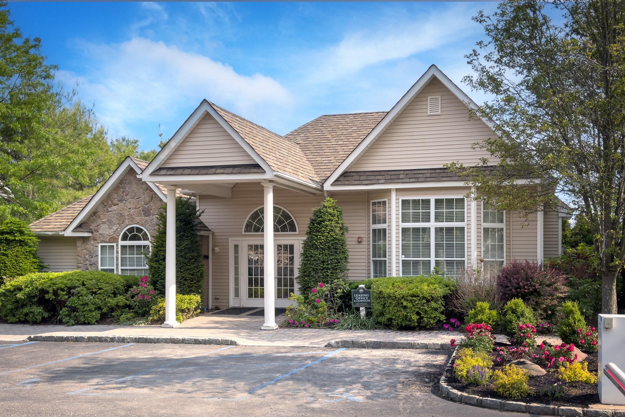 100 Saddle Cove Road # 606, Bohemia, NY 11716