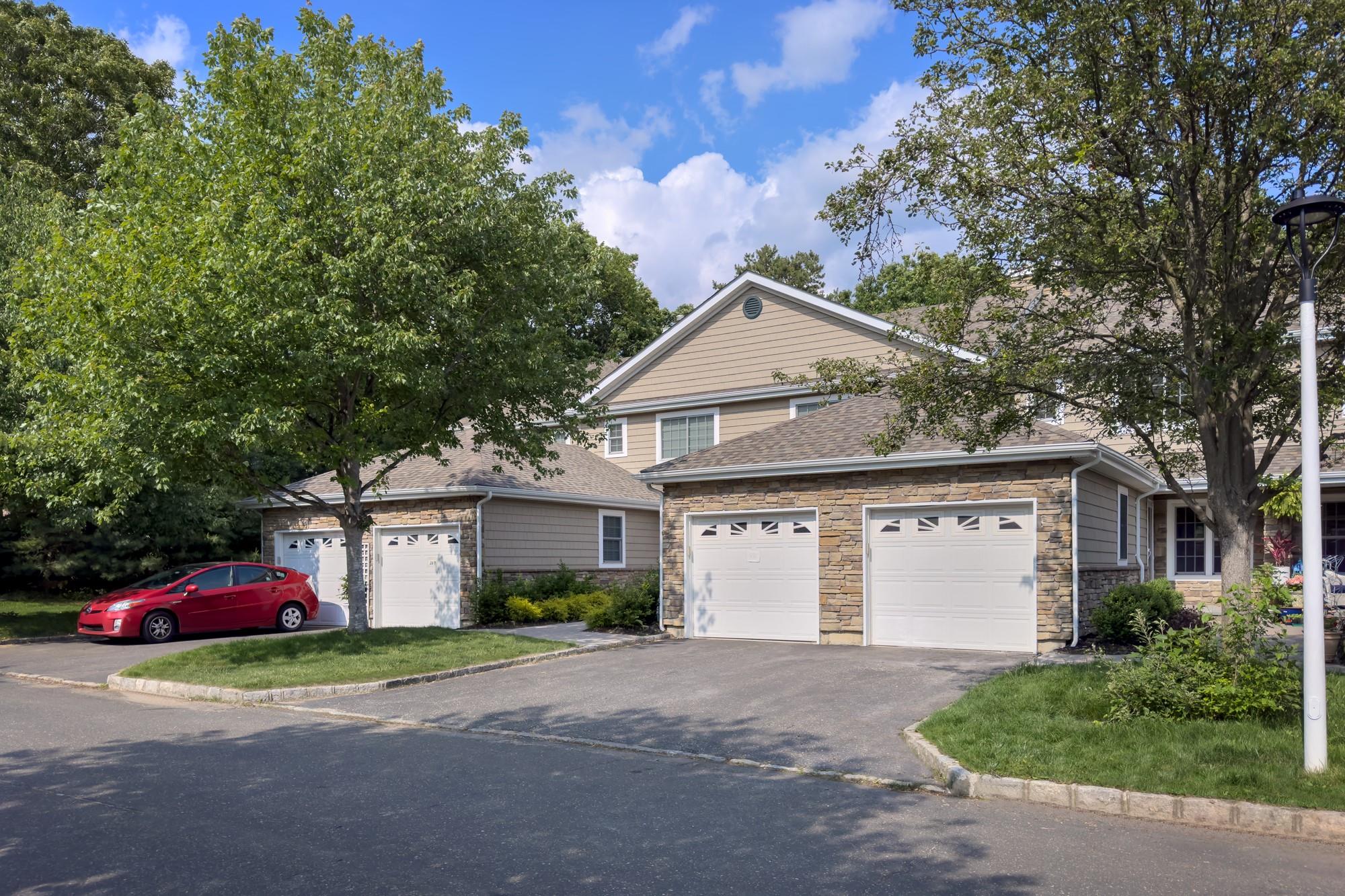100 Saddle Cove Road # 606, Bohemia, NY 11716