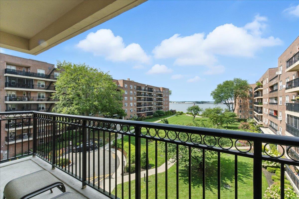 162-41 Powells Cove Boulevard # 4D, Beechhurst, NY 11357