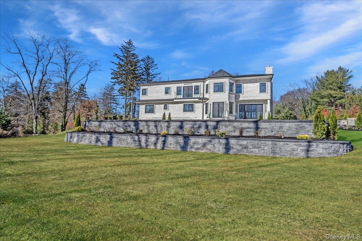 26 Saint Andrews Court, Old Westbury, NY 11568