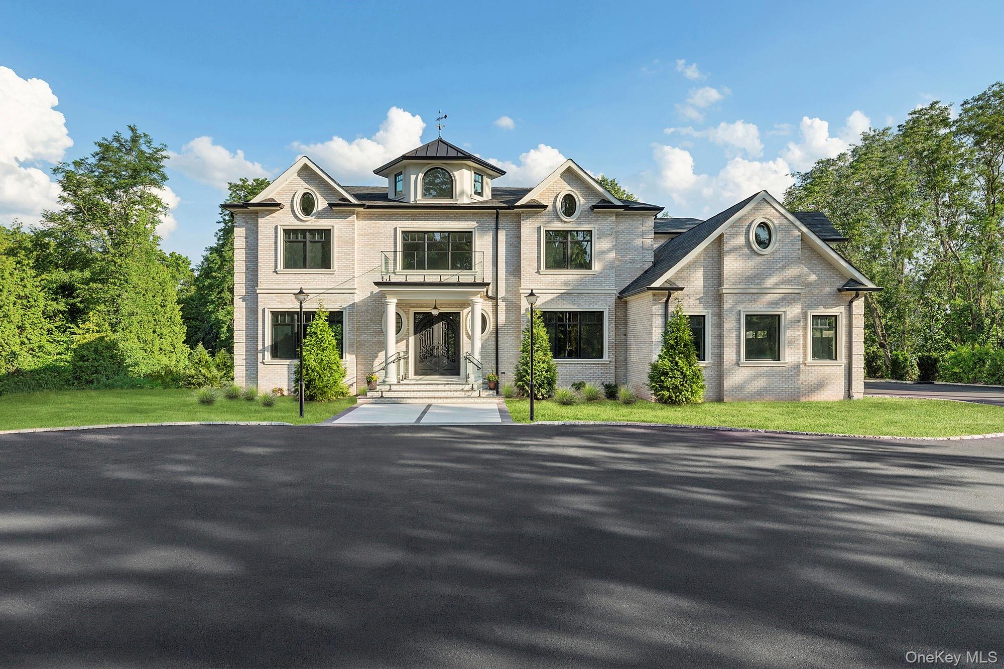 26 Saint Andrews Court, Old Westbury, NY 11568