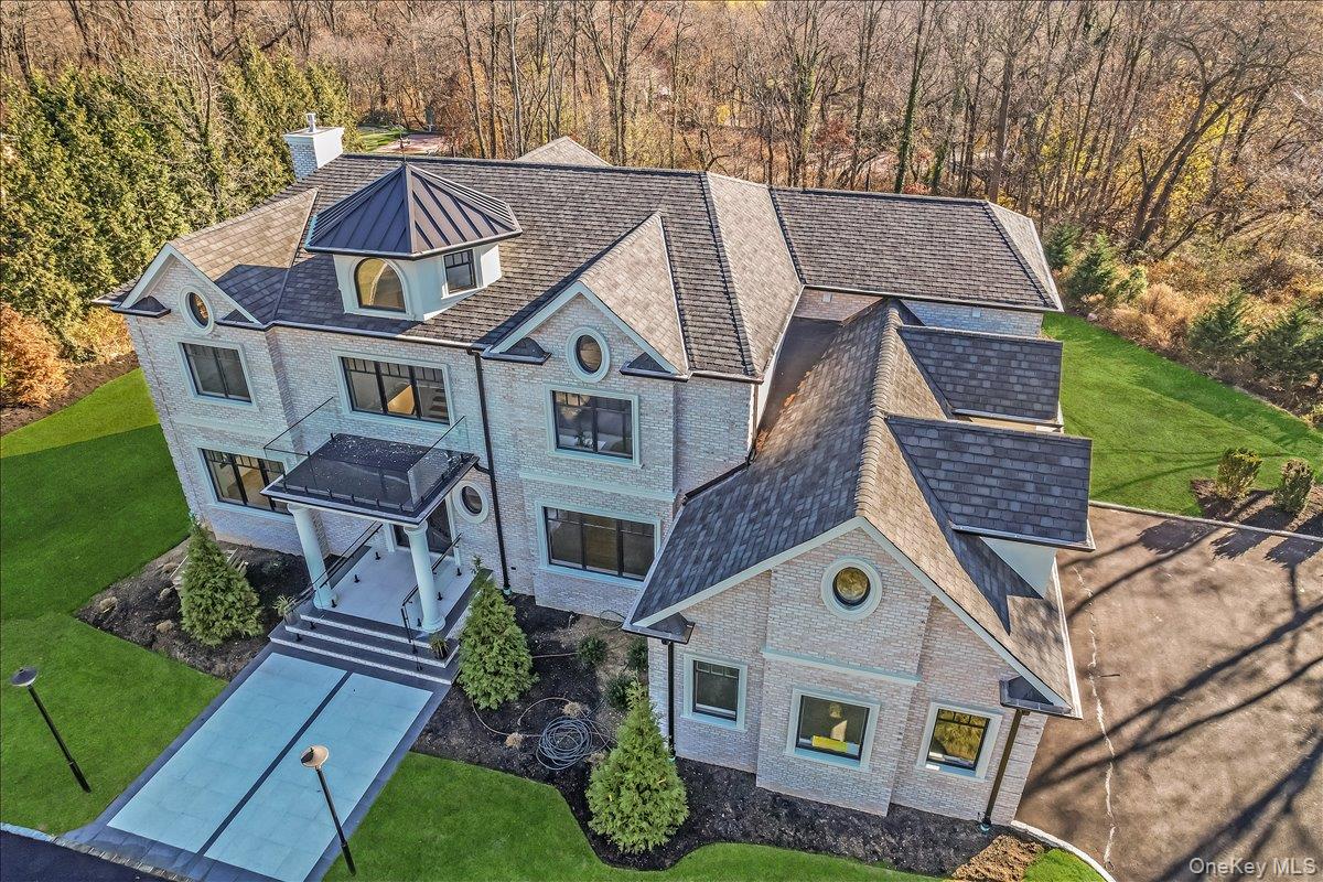 26 Saint Andrews Court, Old Westbury, NY 11568