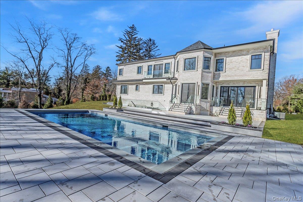 26 Saint Andrews Court, Old Westbury, NY 11568