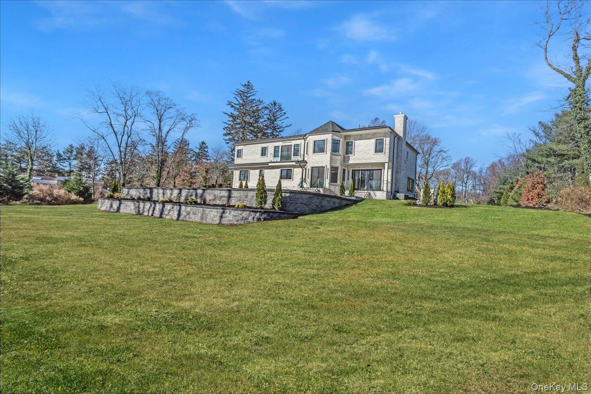 26 Saint Andrews Court, Old Westbury, NY 11568