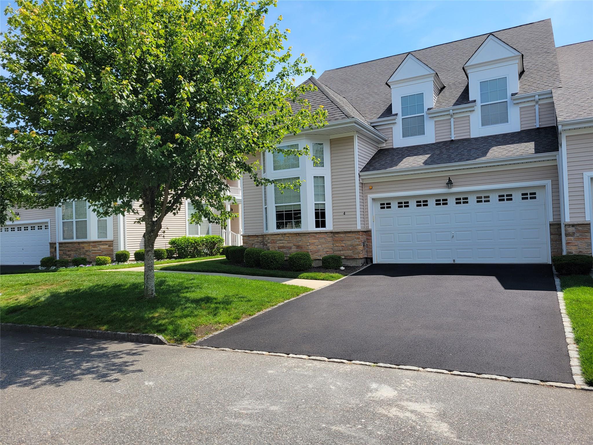 4 Toni Court, Center Moriches, NY 11934