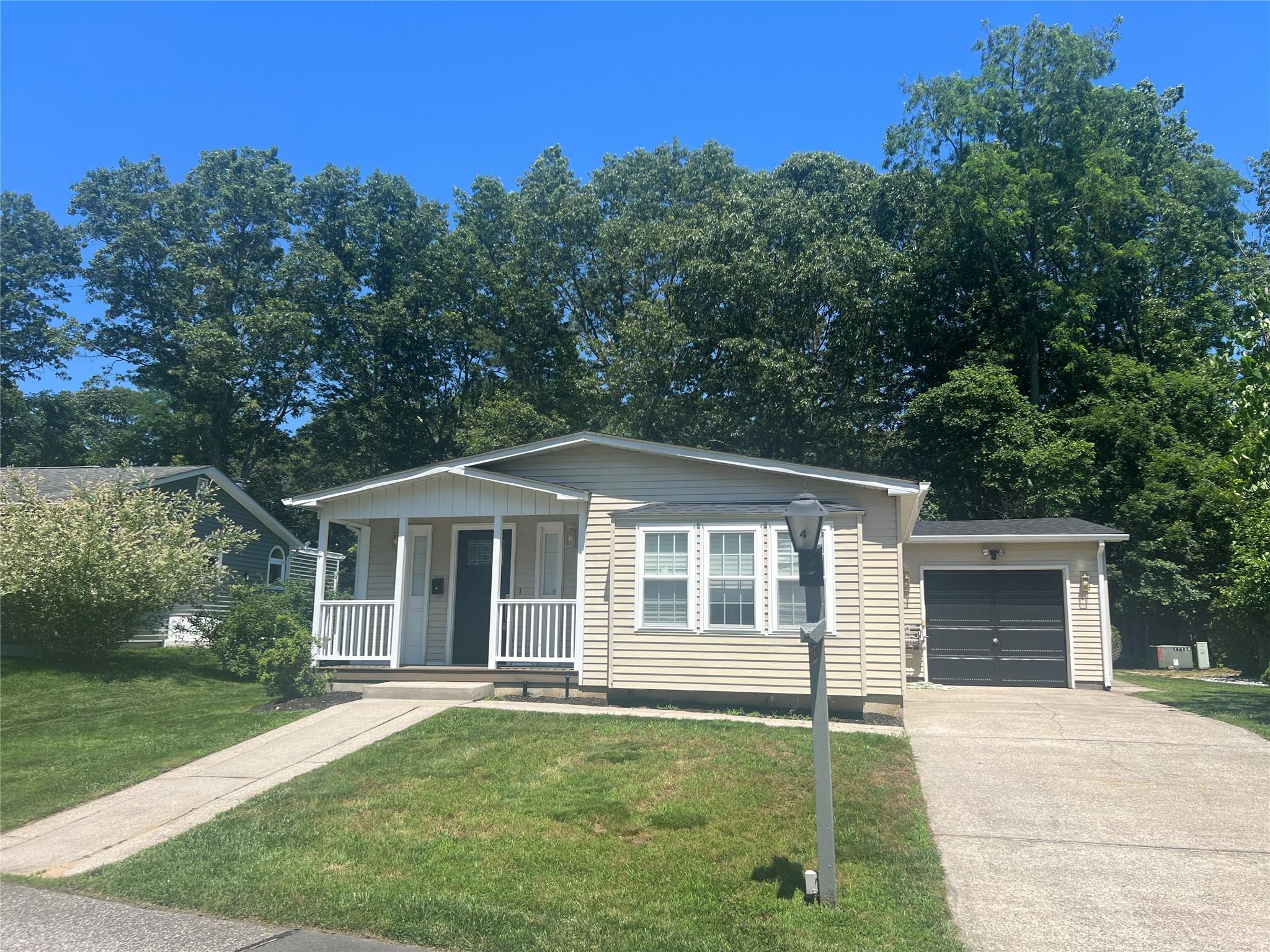 1407 unit 4 Middle Road # 4, Riverhead, NY 11933