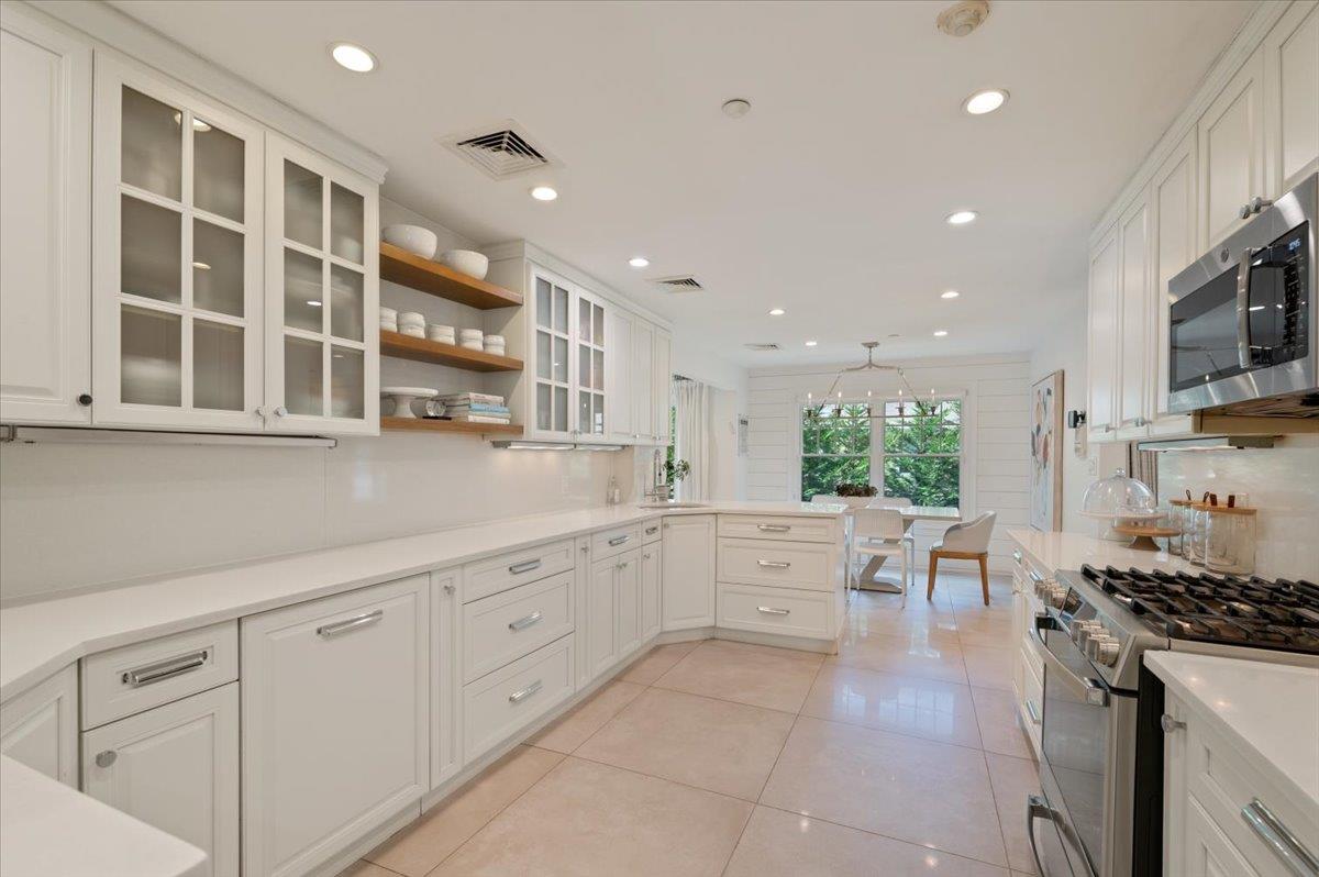 1029 New McNeil Avenue, Lawrence, NY 11559