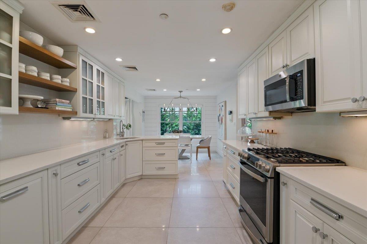 1029 New McNeil Avenue, Lawrence, NY 11559