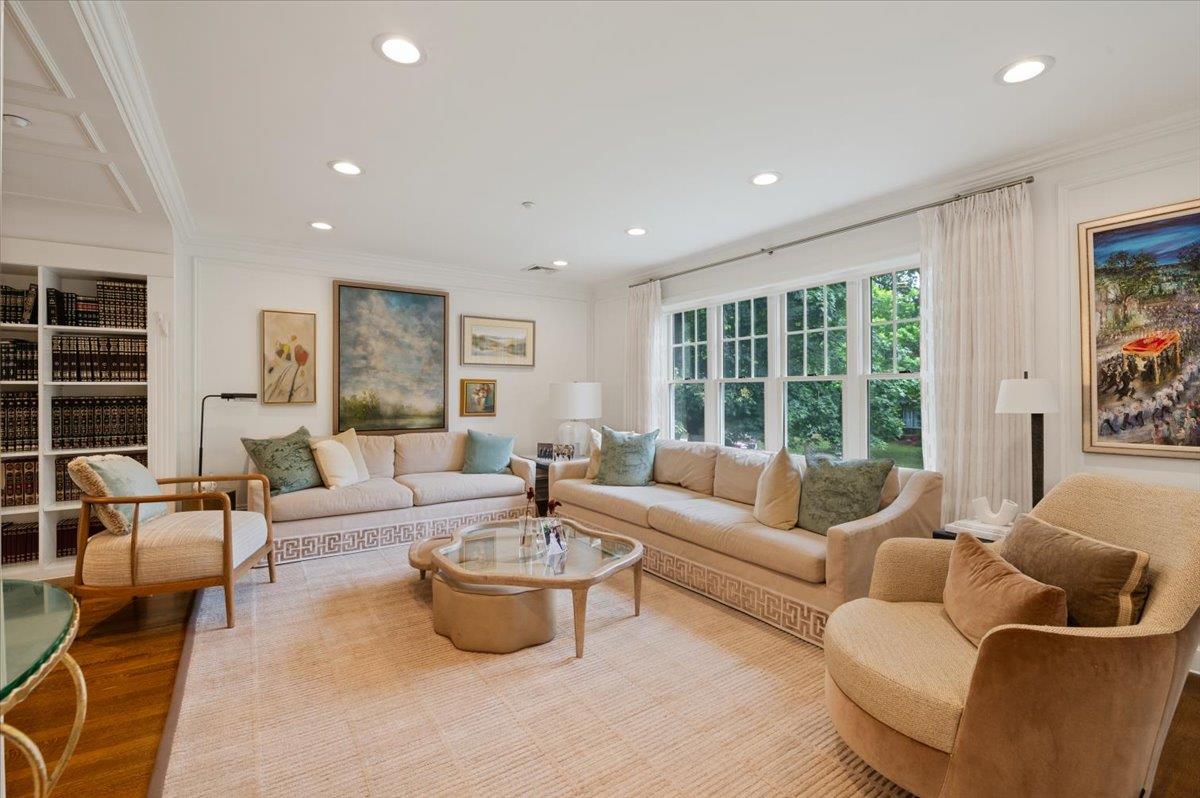 1029 New McNeil Avenue, Lawrence, NY 11559