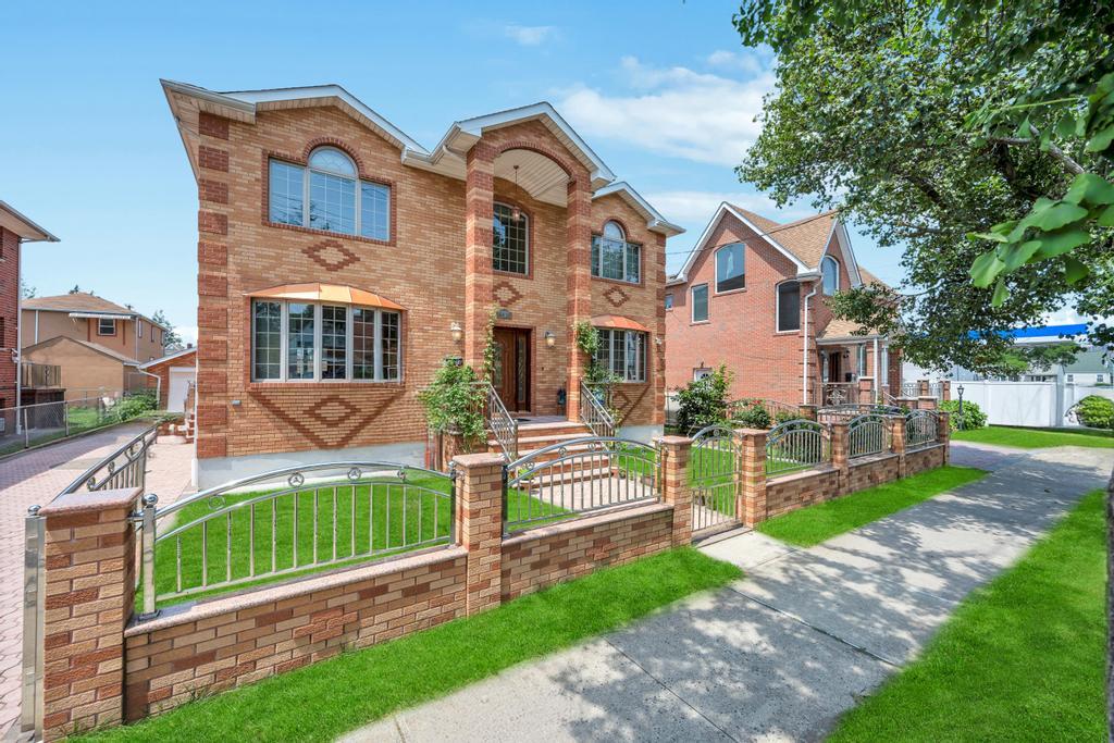 8418 263rd Street, Floral Park, NY 11001