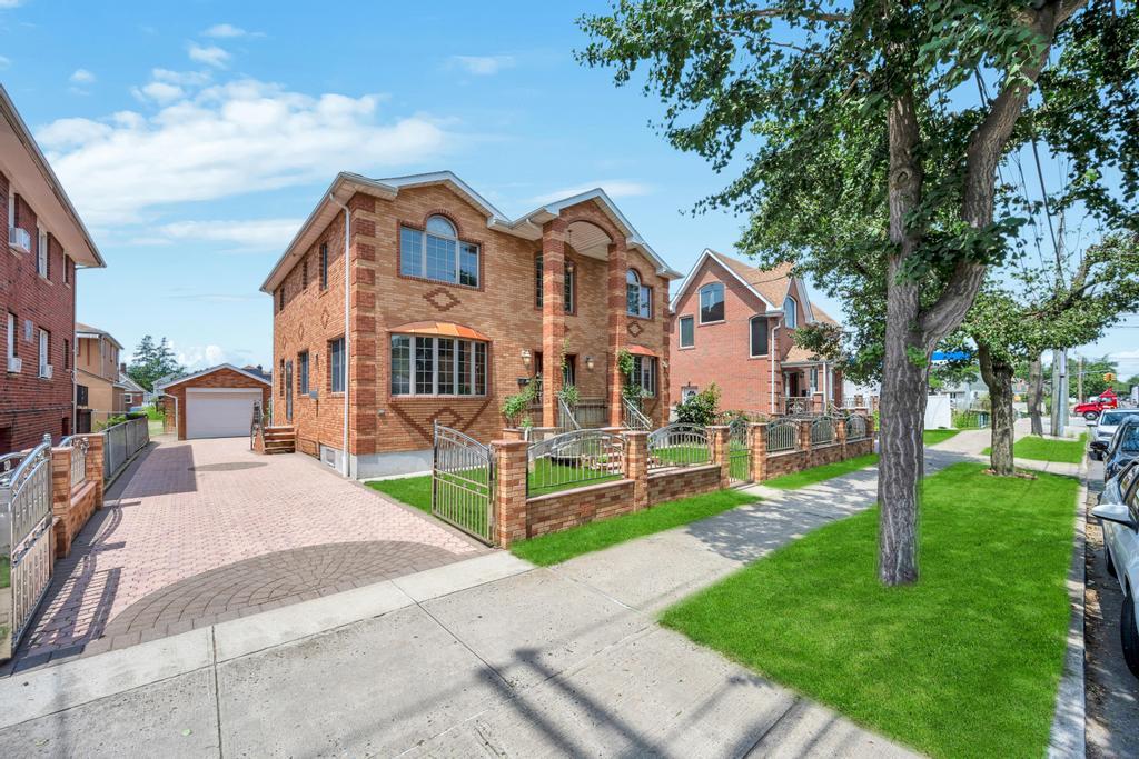 8418 263rd Street, Floral Park, NY 11001