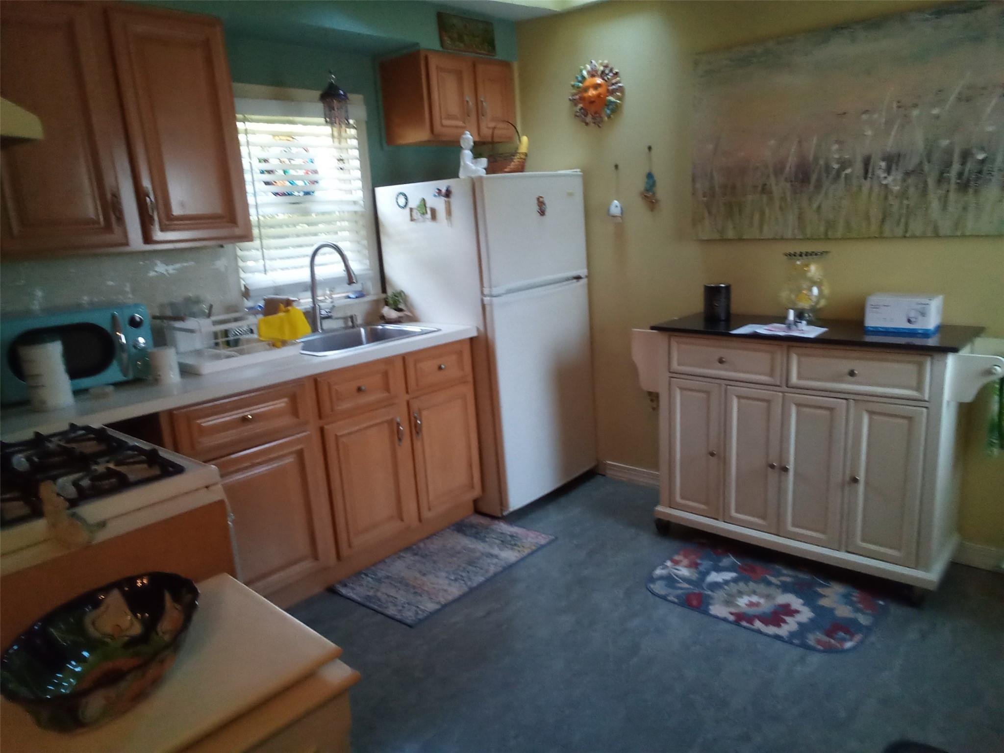 74 W Hoffman Avenue, Lindenhurst, NY 11757