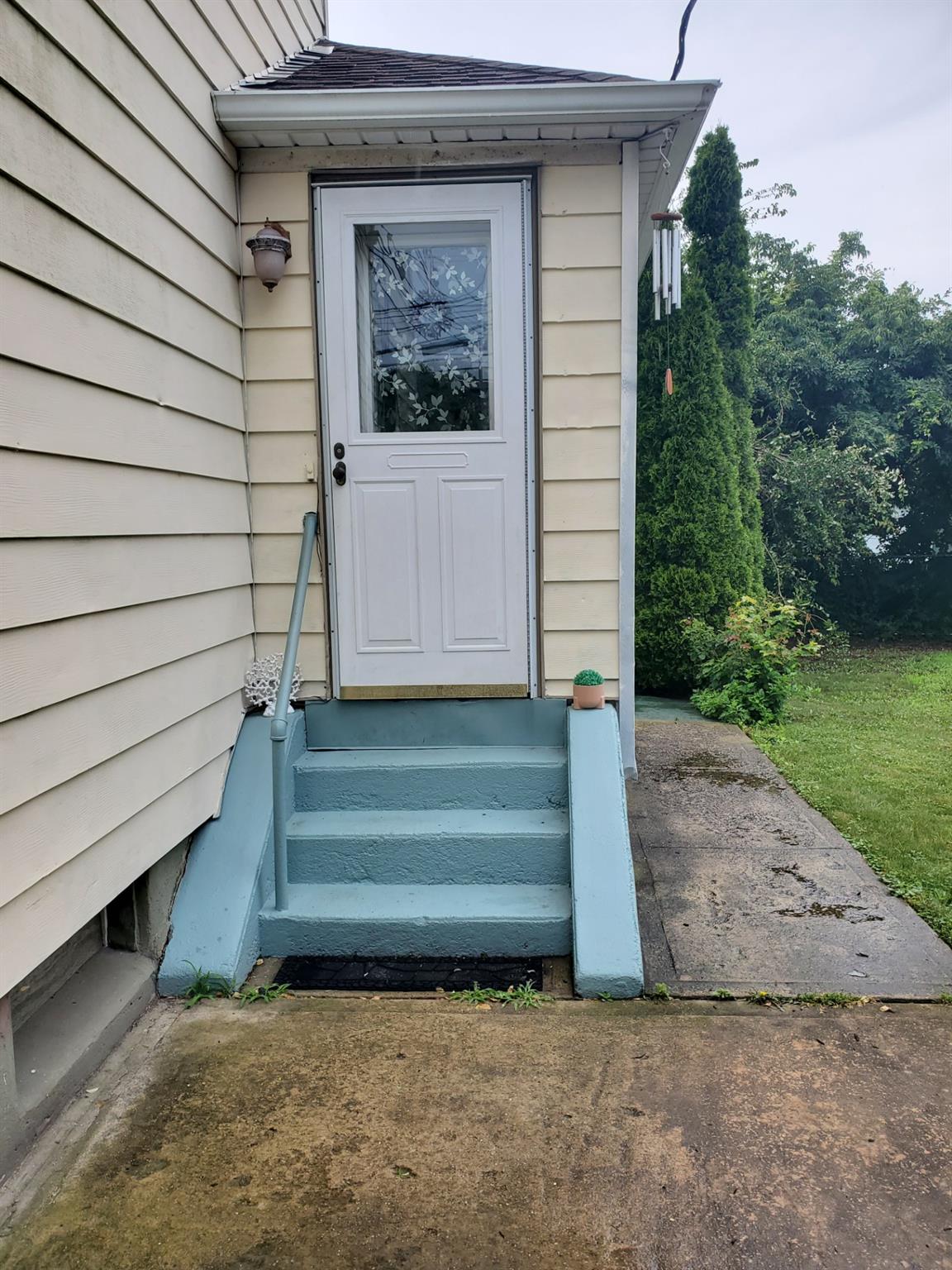 74 W Hoffman Avenue, Lindenhurst, NY 11757