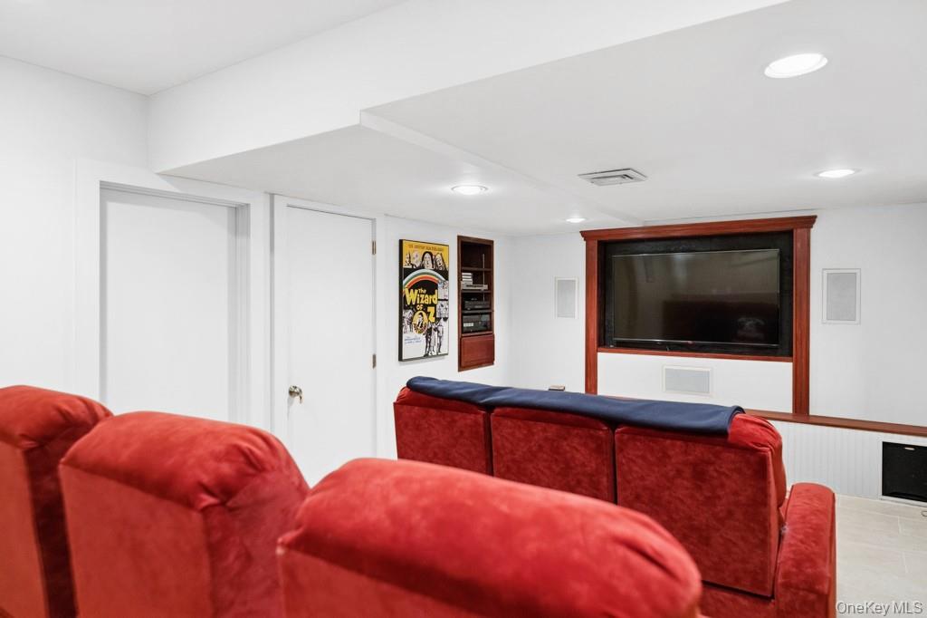 61 Hidden Cove Court, Southampton, NY 11968