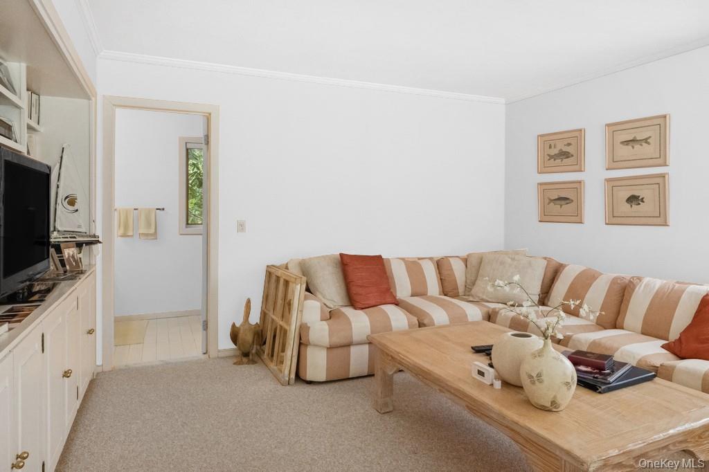 61 Hidden Cove Court, Southampton, NY 11968