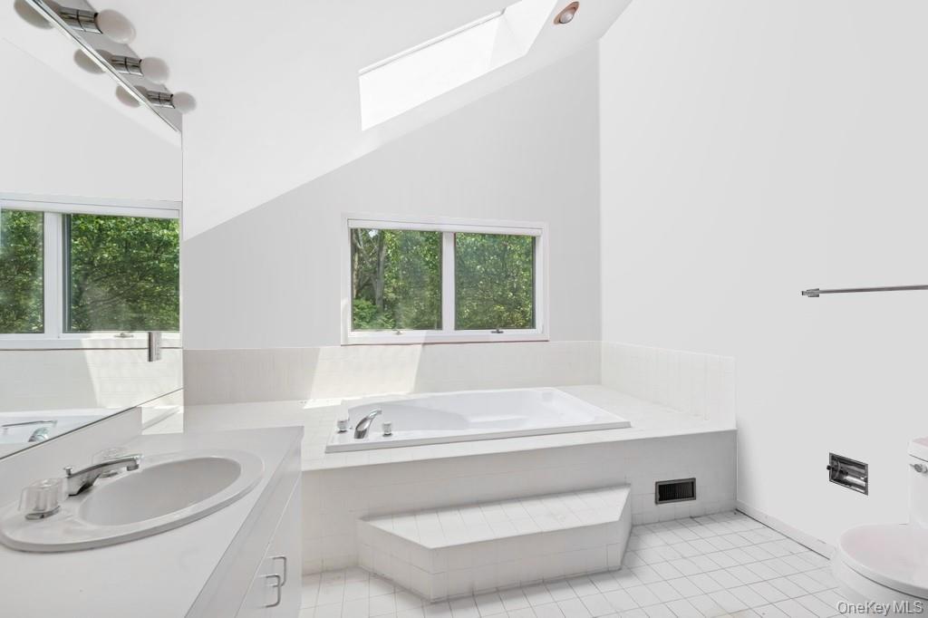 61 Hidden Cove Court, Southampton, NY 11968