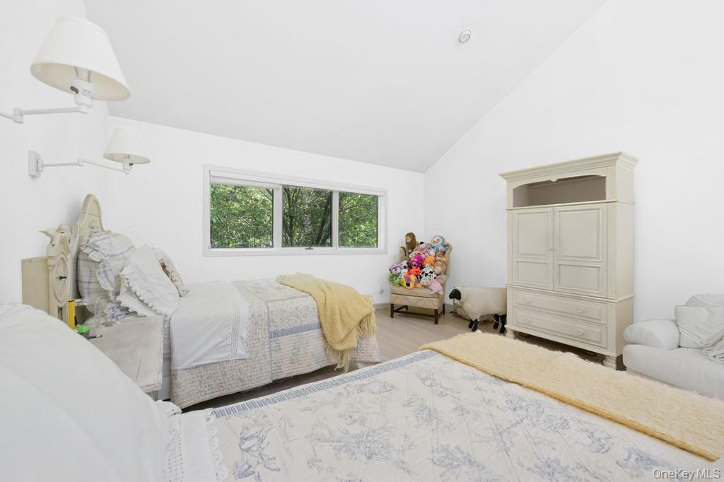 61 Hidden Cove Court, Southampton, NY 11968